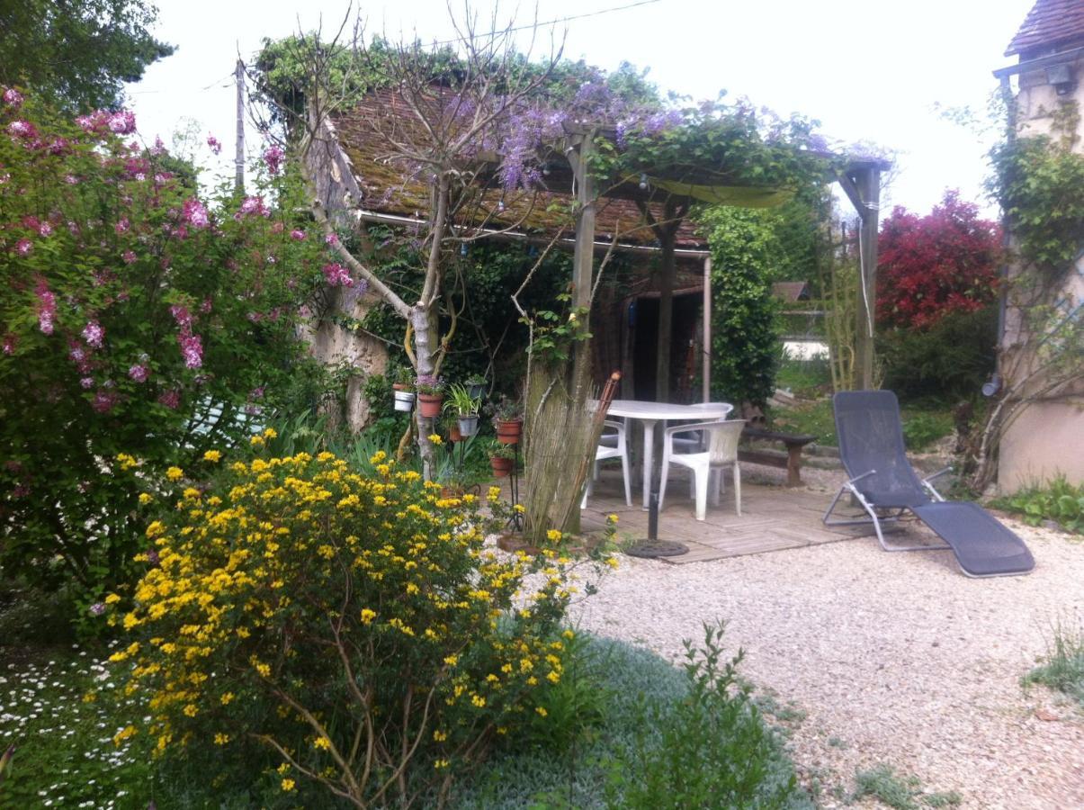 Les 3 Roses Bed & Breakfast Villeneuve-sur-Yonne Exterior foto