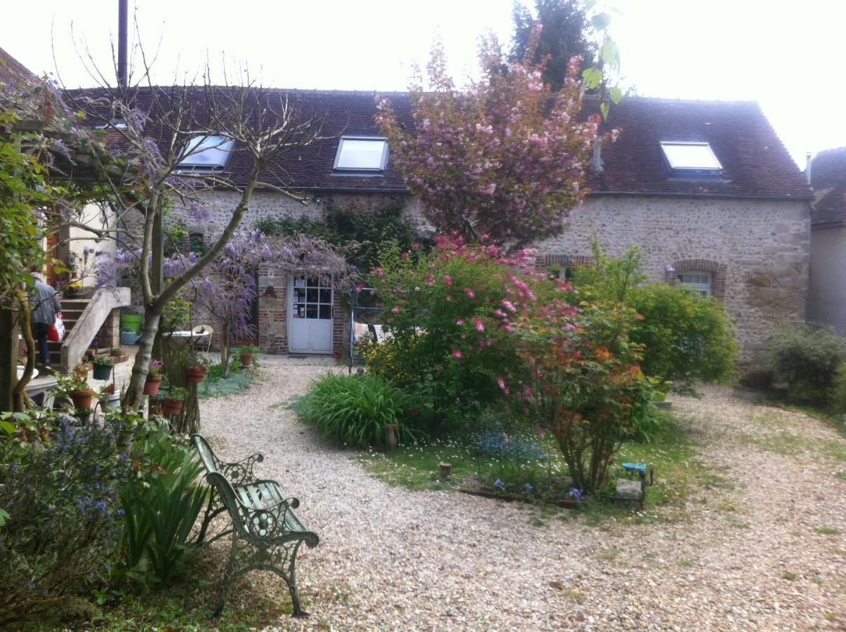 Les 3 Roses Bed & Breakfast Villeneuve-sur-Yonne Exterior foto